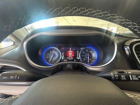 Used 2024 Chrysler Pacifica Touring-L image 40