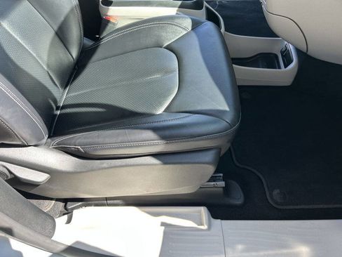 Used 2024 Chrysler Pacifica Touring-L image 26