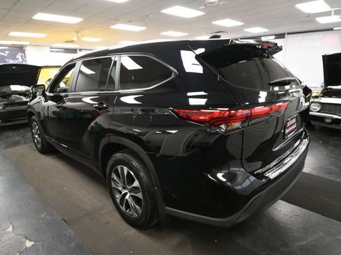 Used 2023 Toyota Highlander XLE AWD/4WD image 5