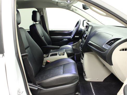 Used 2014 Chrysler Town & Country Touring image 14