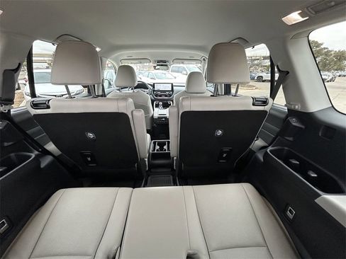Used 2026 Toyota Grand Highlander XLE image 15