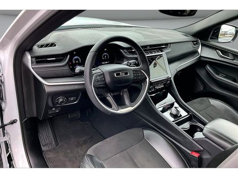 Certified 2024 Jeep Grand Cherokee L Laredo AWD/4WD image 16