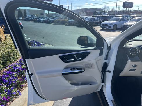 Used 2025 Mercedes-Benz GLC 300 image 14