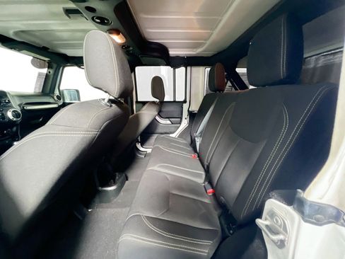 Used 2018 Jeep Wrangler Unlimited Sahara AWD/4WD image 28