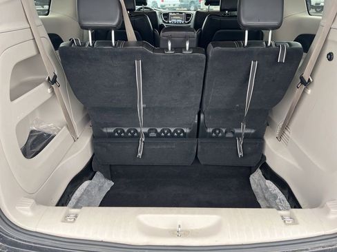 Used 2023 Chrysler Pacifica Touring-L image 7