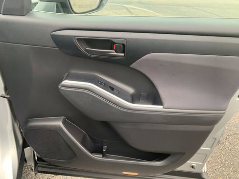 Used 2023 Toyota Highlander LE AWD/4WD image 20