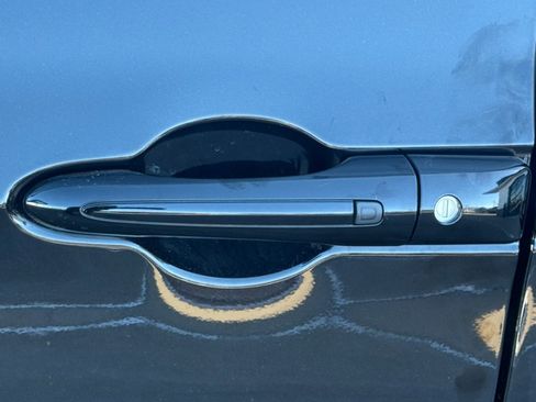 Used 2024 Chrysler Pacifica Touring-L image 9