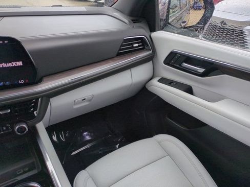 Used 2025 Chevrolet Suburban Premier AWD/4WD image 16