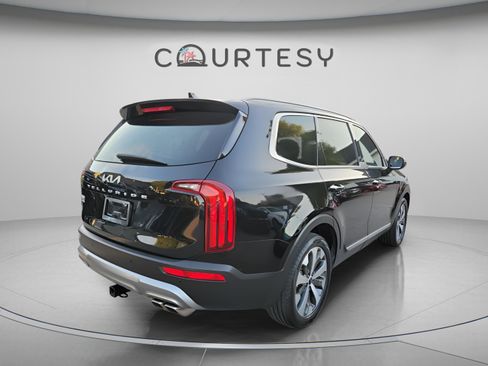 Used 2022 Kia Telluride S FWD image 3