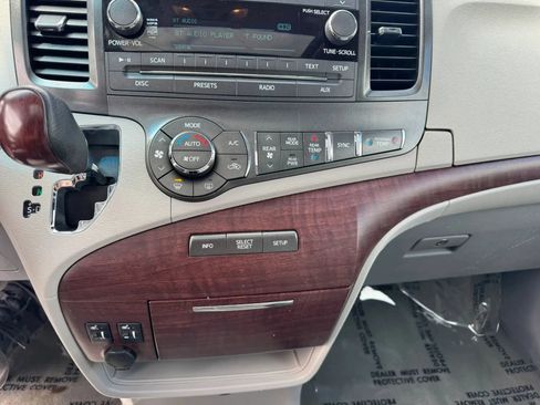 Used 2013 Toyota Sienna XLE FWD image 17