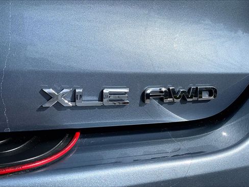 Used 2022 Toyota Highlander XLE AWD/4WD image 10
