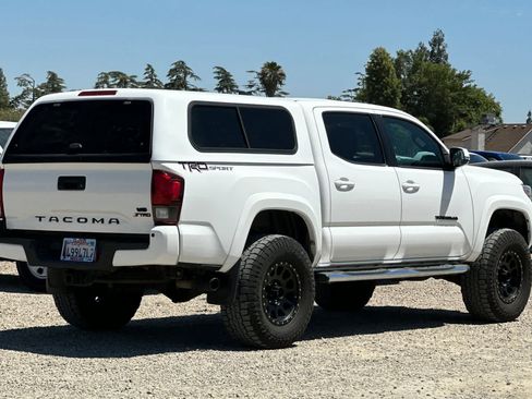 Used 2018 Toyota Tacoma TRD Sport w/ Technology Package RWD image 3