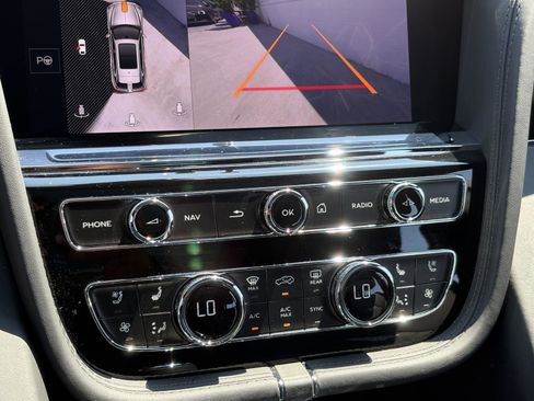Used 2024 Bentley Bentayga image 32