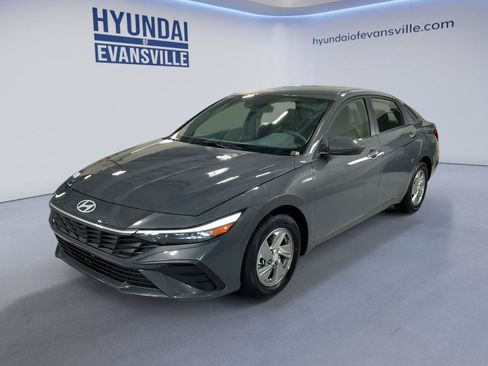 Used 2026 Hyundai Elantra SE FWD image 2