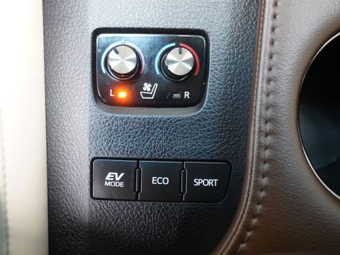 Used 2013 Toyota Avalon Limited w/ Technology Pkg FWD image 24