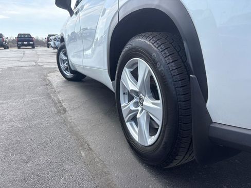Used 2023 Toyota Highlander LE image 5