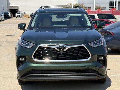Used 2024 Toyota Highlander Limited FWD image 8