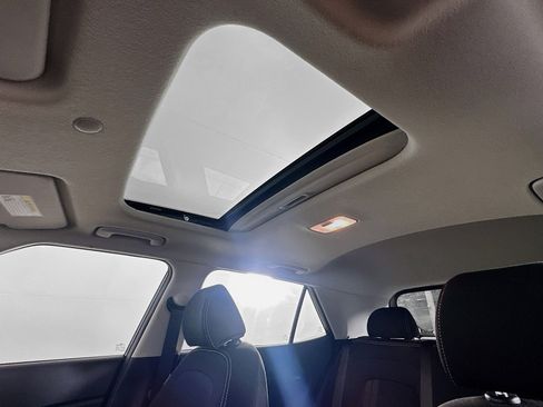 Used 2025 Hyundai Venue SEL image 25