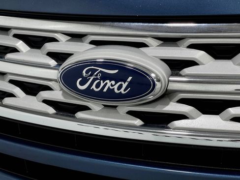 Used 2018 Ford Explorer XLT w/ Equipment Group 201A AWD/4WD image 39