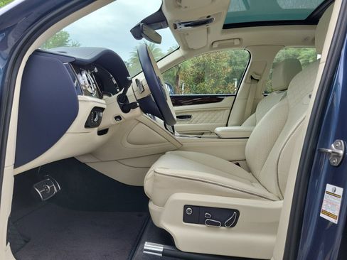 Certified 2022 Bentley Bentayga AWD/4WD image 32
