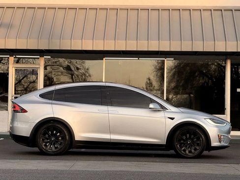 Used 2018 Tesla Model X 75D image 5