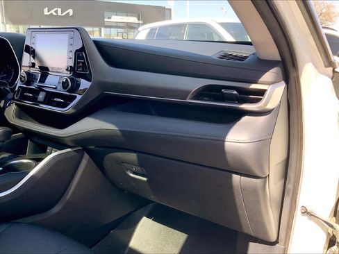 Used 2021 Toyota Highlander XLE image 19