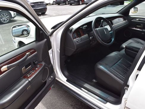 Used 2007 Lincoln Town Car Executive RWD image 13