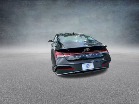 New 2025 Hyundai Elantra Limited image 18