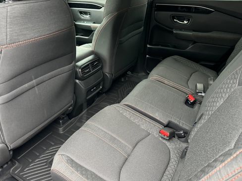 Used 2025 Honda Pilot Sport image 15