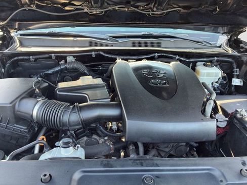 Used 2018 Toyota Tacoma TRD Off-Road w/ Technology Package image 21