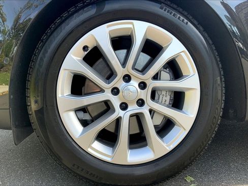 Used 2025 Land Rover Range Rover Sport image 9