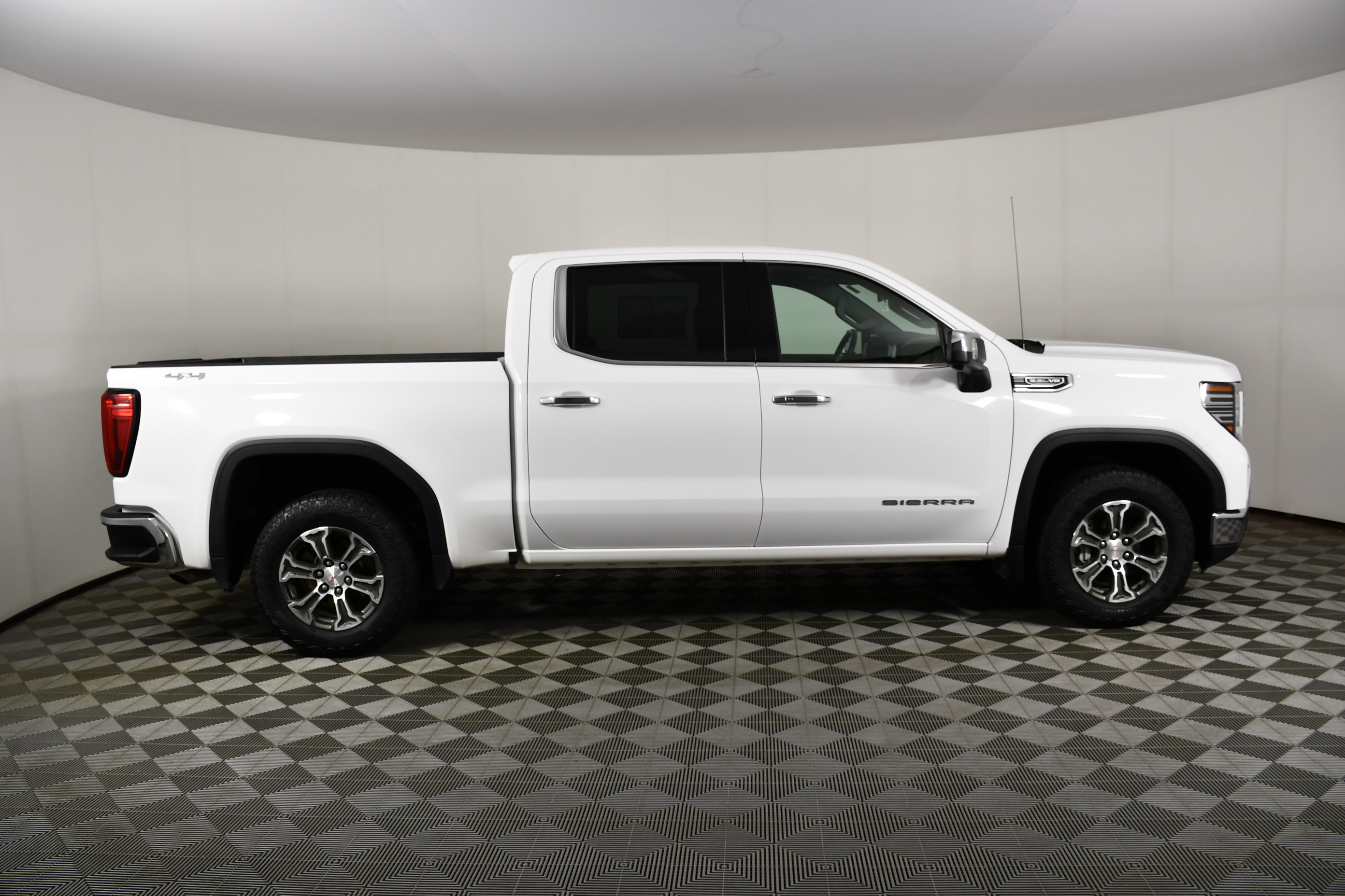 Used 2026 GMC Sierra 1500 SLT AWD/4WD image 5