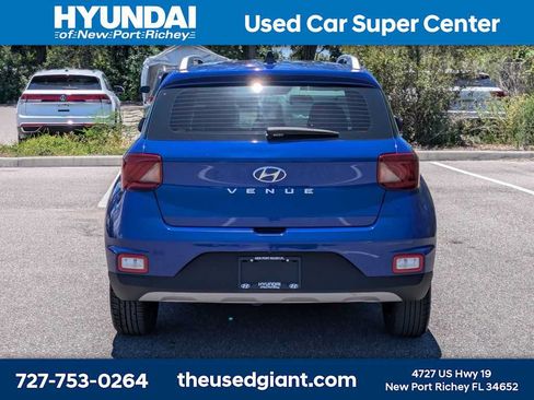 Certified 2022 Hyundai Venue Limited FWD image 4