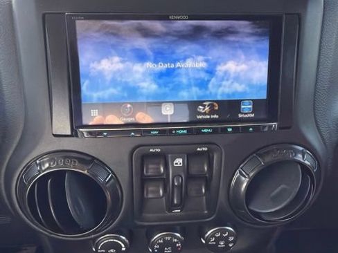 Used 2018 Jeep Wrangler Unlimited Rubicon AWD/4WD image 18