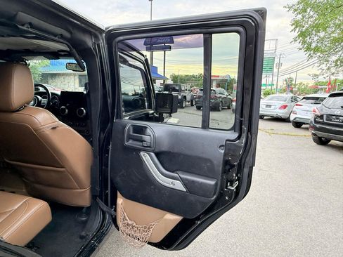 Used 2013 Jeep Wrangler Unlimited Sahara w/ Connectivity Group AWD/4WD image 16