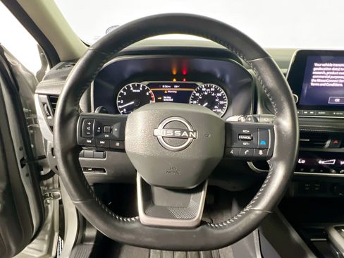 Used 2025 Nissan Rogue SV FWD image 17