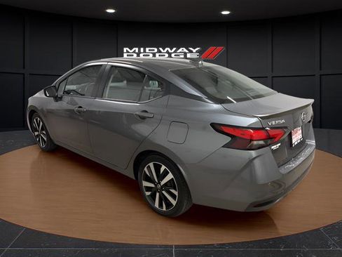 Used 2022 Nissan Versa SR image 3