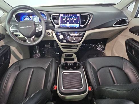 Used 2023 Chrysler Pacifica Touring-L FWD image 11
