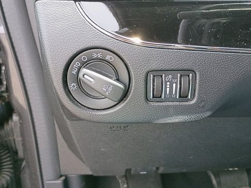 Used 2016 Dodge Grand Caravan SXT FWD image 24