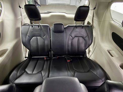 Used 2017 Chrysler Pacifica Touring-L image 11