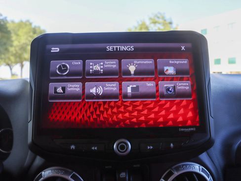 Used 2015 Jeep Wrangler Unlimited Sahara w/ Connectivity Group AWD/4WD image 31