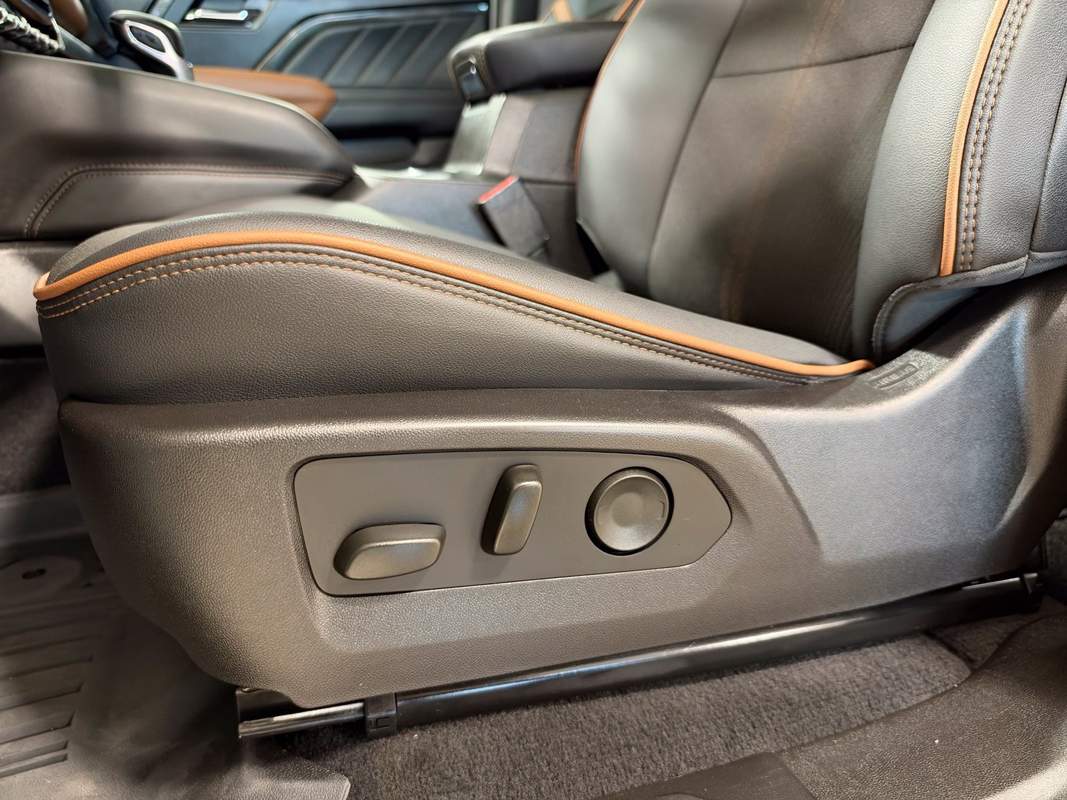 Used 2025 GMC Canyon AT4 AWD/4WD image 14