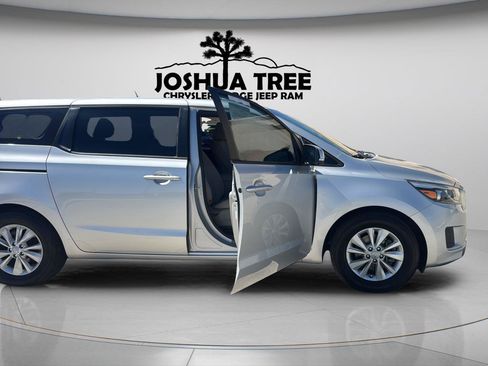 Used 2018 Kia Sedona L FWD image 9