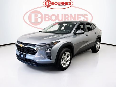 Used 2024 Chevrolet Trax LS w/ LS Convenience Package FWD image 6