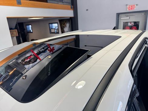 Used 2026 Chrysler Pacifica Select image 8