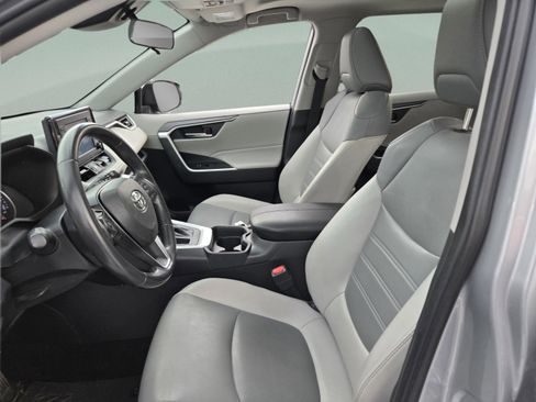 Used 2019 Toyota RAV4 XLE Premium FWD image 10