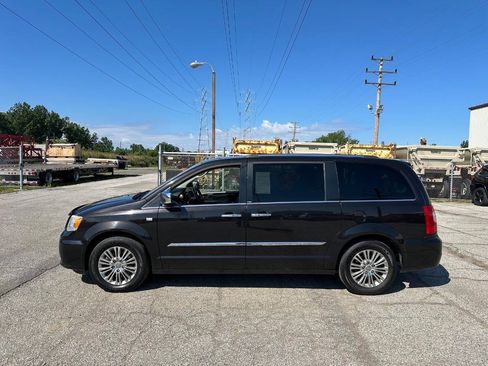 Used 2014 Chrysler Town & Country Touring-L FWD image 2