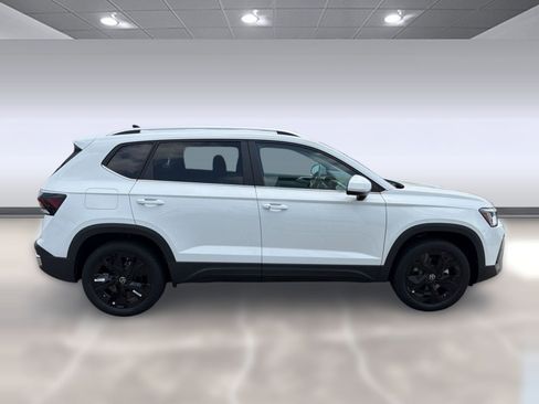 New 2026 Volkswagen Taos SE FWD image 8