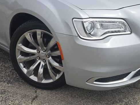 Used 2021 Chrysler 300 Touring w/ Chrome Appearance Package RWD image 3