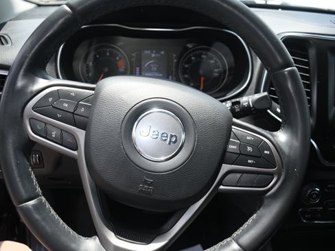 Used 2019 Jeep Cherokee Latitude Plus AWD/4WD image 12